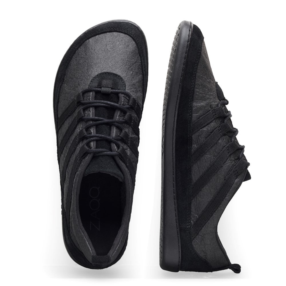 Wir präsentieren den SPARQ Low Pinatex Black von ZAQQ, ein Paar schwarze Freizeitschuhe, die sowohl von oben als auch von der Seite wunderschön aussehen. Diese stylischen Sneaker bestechen durch ihr minimalistisches Design mit einer strukturierten Pinatex-Oberfläche und passenden schwarzen Schnürsenkeln. Die Sohle aus rutschhemmender Kautschuk sorgt für Strapazierfähigkeit bei all Ihren Alltagsabenteuern.