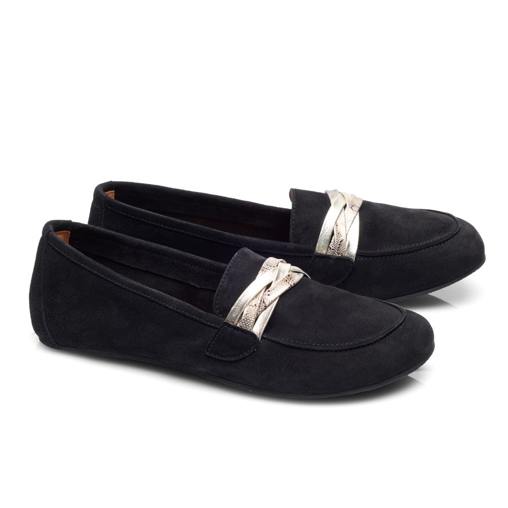 Ein Paar schwarze QERP-Velours-Loafer von ZAQQ mit einem glänzenden silbernen Band über der Oberseite vor einem makellosen weißen Hintergrund.