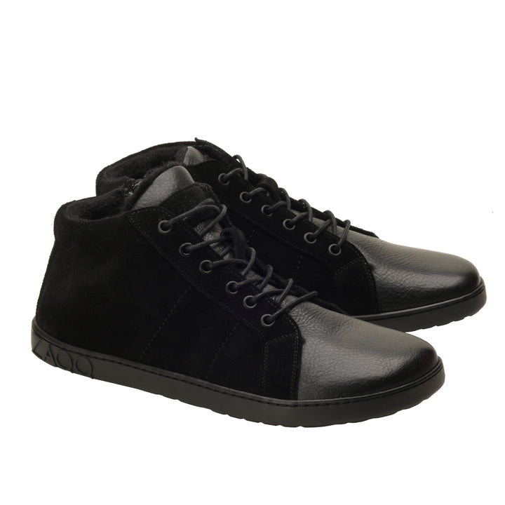 Wir präsentieren die OMSQ Mid Winter Black Sneaker von ZAQQ: Diese stylischen schwarzen High-Top-Sneaker sind mit Schnürsenkeln ausgestattet und zeichnen sich durch eine luxuriöse Mischung aus Wildleder- und Ledertexturen aus, ergänzt durch eine strapazierfähige Gummisohle. Ihr schlankes Design ist ideal für sowohl lässige als auch halbformelle Outfits und macht sie perfekt für den Übergang in kälteres Wetter.