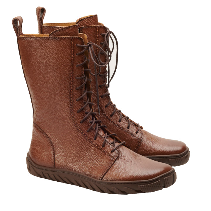 Wir präsentieren die Schnürstiefel DOQS Camel von ZAQQ, gefertigt aus hochwertigem Kamelleder mit strukturiertem Obermaterial und dunklen ULTRAGRIP-Sohlen aus Gummi. Diese High-Top-Stiefel verfügen über eine praktische Aufreißlasche an der Rückseite für einfaches Anziehen und vereinen Stil mit unschlagbarer Traktion.