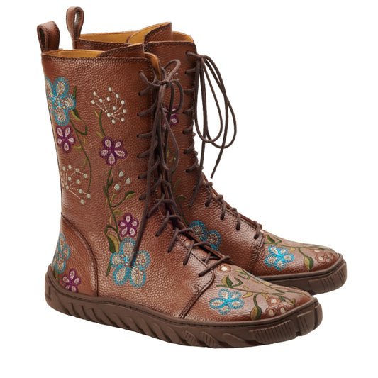 Die DOQS Flower Boots von ZAQQ versprühen mit ihrem braunen Schnürdesign und der lebendigen Blumenstickerei mit blauen, violetten und weißen Blumen Retro-Charme. Sie sind aus hochwertigem Nappaleder gefertigt und verfügen über eine strukturierte Oberfläche und eine robuste Sohle für Stil und Haltbarkeit.