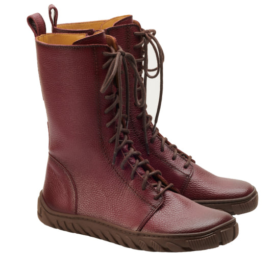 Wir präsentieren den DOQS Bordeaux von ZAQQ: ein Paar braune Schnürstiefel aus Premium-Nappaleder mit strukturierter Oberfläche und dunkelbrauner ULTRAGRIP-Sohle. Das High-Top-Design wird von der Seite elegant zur Geltung gebracht und unterstreicht ihren unverwechselbaren Stil und ihre Leistung.