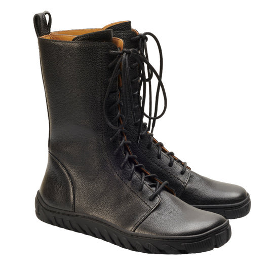 Ein Paar schwarze kniehohe Lederschnürstiefel von ZAQQ DOQS, gefertigt aus hochwertigem Nappaleder mit strukturierter Oberfläche und ULTRAGRIP-Sohle, elegant präsentiert vor einem makellos weißen Hintergrund.