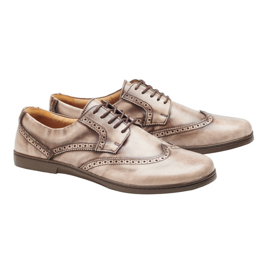 Ein Paar BRIQ Brogue Antique Brown-Schuhe von ZAQQ mit Broguing-Details und Schnürdesign, ideal als Businessschuh, gefertigt aus französischem Kalbleder.