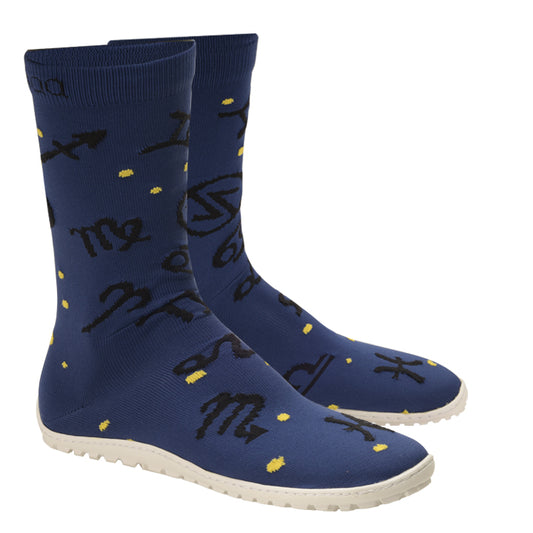 Die SOQQ Zodiac Blue Socken von ZAQQ verfügen über ein kosmisches Design, das mit verschiedenen Tierkreissymbolen und verstreuten gelben Punkten verziert ist, alles auf einer weißen Sohle aus Strickgewebe.