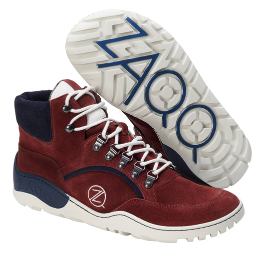 Wir präsentieren den TREQ Red Waterproof von ZAQQ, ein robustes Paar kastanienbrauner High-Top-Sneaker mit weißen Schnürsenkeln und blauen Akzenten, perfekt für Outdoor-Abenteuer. Das markante Z-Design in Marineblau auf der Gummisohle bietet verbesserten Halt, während die Metallösen für Strapazierfähigkeit bei jedem Abenteuer sorgen.