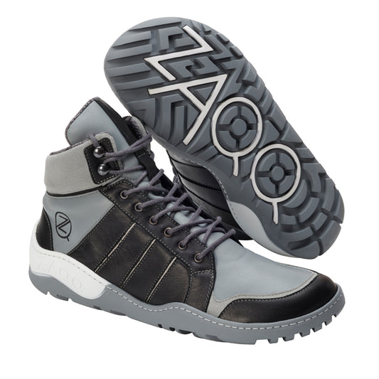 Die MONTBLANQ Grey Waterproof Sneaker von ZAQQ präsentieren eine elegante Kombination aus grauem und schwarzem Leder, aufgewertet durch ein markantes geometrisches Muster auf der Sohle, das vom ZAQQ TERRA-Design inspiriert ist. Ausgestattet mit dunklen Schnürsenkeln und einem stilisierten Z-Logo am Knöchel bieten diese High-Tops sowohl Stil als auch Haltbarkeit.