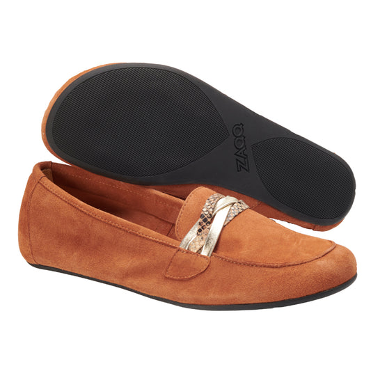 Ein Paar QERP Cognac-Loafer von ZAQQ aus orange-braunem Wildleder hat einen strukturierten Metallriemen über der Oberseite. Ein Schuh steht aufrecht, während der andere umgedreht ist und die schwarze Gummisohle mit Markenaufdruck zeigt. Diese Loafer aus hochwertigem Ziegenveloursleder vereinen mühelos Stil und Komfort.