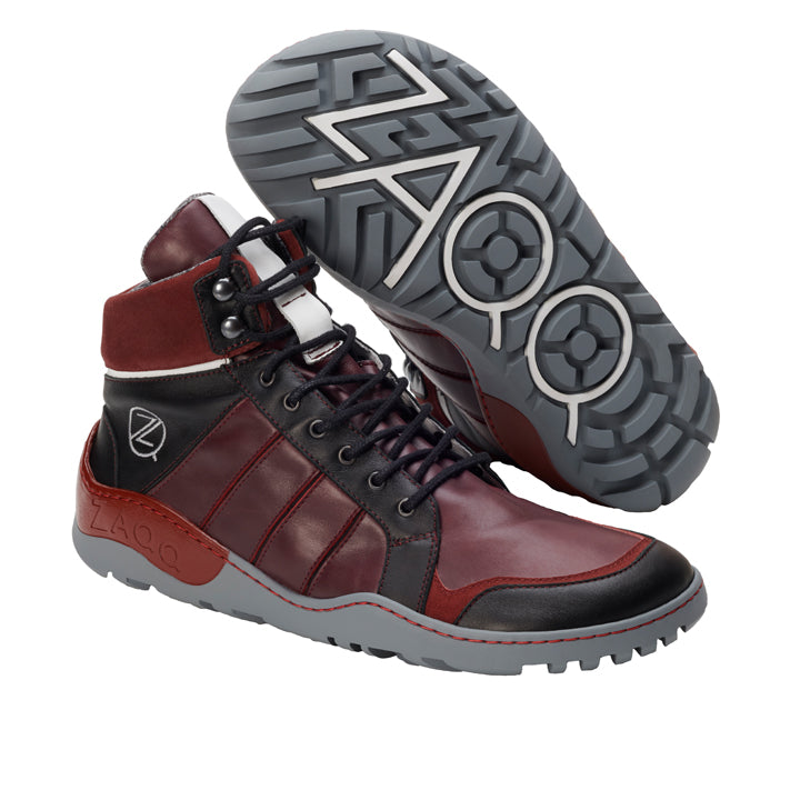 Wir präsentieren die ZAQQ MONTBLANQ Red Waterproof High-Top-Sneakers in einer auffälligen Kombination aus Burgunderrot, Schwarz und Grau. Diese Sneaker verfügen über die einzigartige ZAQQ TERRA Sohle, die dank ihres markanten Profilmusters und Logos an der Unterseite für ihren hervorragenden Grip bekannt ist. Sie wurden mit Blick auf ein Outdoor-Gefühl entworfen und sind mit Schnürsenkeln und detaillierten Einsätzen ausgestattet, was sie perfekt für jede abenteuerliche Reise macht.