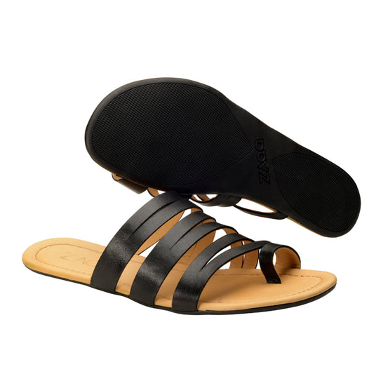 Die FLAQE Black Sandalen von ZAQQ sind aus geschmeidigem Nappaleder gefertigt und verfügen über eine flache hellbraune Innensohle sowie eine schwarze Gummisohle. Eine Sandale ist so positioniert, dass sie ihren strukturierten Griff für verbesserten Tragekomfort zur Geltung bringt, während die andere flach wie eine klassische Barfuß-Sandale liegt.