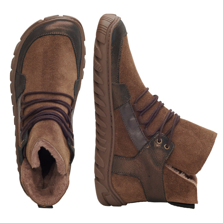 Die ZAQQ ALPIQ Winter Bronze Stiefel sind aus braunem Wildleder gefertigt und mit Veloursleder und dunklen Lederakzenten versehen. Sie verfügen über dicke Gummisohlen und ein luxuriöses Fellfutter für außergewöhnlichen Komfort. Das robuste Design wird durch ALPIQ Winter Bronze Schnürsenkel vervollständigt und kann von oben und von der Seite bewundert werden.