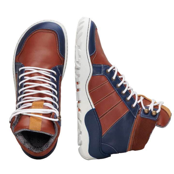 Zwei Paar der MONTBLANQ Orange Waterproof Sneaker von ZAQQ sind ein Highlight, mit einem stilvollen Design aus braunem und blauem Leder mit weißen Schnürsenkeln und robusten weißen Sohlen. Sowohl von oben als auch von der Seite betrachtet, vermischen diese Schuhe gekonnt Texturen und Farben und verbinden lässige Mode mit sportlichem Design für urbane Abenteuer, das an einen modernen Wanderschuh erinnert.