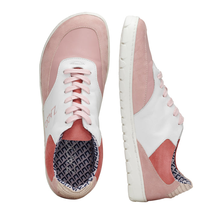 Die QARTER Rosa Sneaker von ZAQQ zeichnen sich durch ein markantes Innenmuster aus und sind fachmännisch aus hochwertigem Nappa- und Wildleder in Rosa- und Weißtönen gefertigt. Ein Sneaker wird horizontal präsentiert, um die Draufsicht hervorzuheben, während der andere aufrecht für ein Seitenprofil gezeigt wird. Beide sind mit weißen Schnürsenkeln und einer strukturierten Sohle ausgestattet und somit ideal für Sneaker-Enthusiasten.