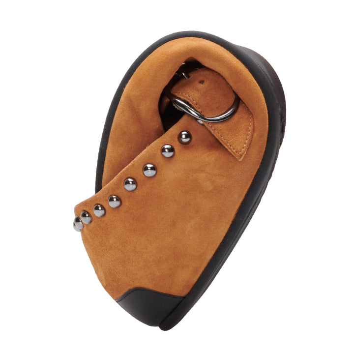 Wir präsentieren den DIEQO Brown von ZAQQ: einen Slipper mit gefaltetem Design, schwarzer Sohle, metallischen Nieten und einer eleganten Schnalle oben. Aus geschmeidigem Veloursleder gefertigt, bietet er Flexibilität und strahlt die bequeme Eleganz eines klassischen Ballerinaschuhs aus.