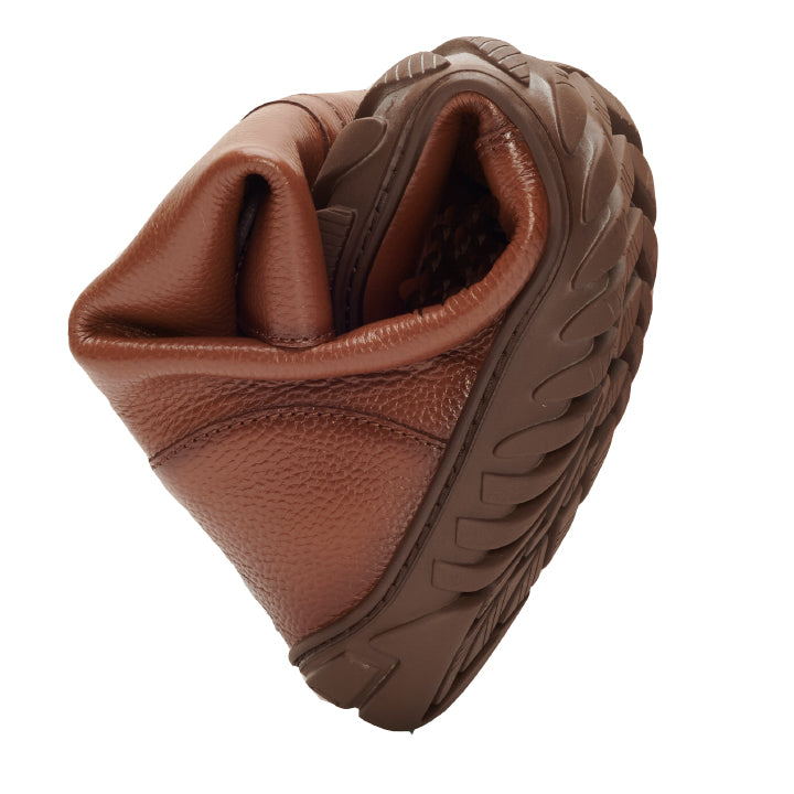 Der DOQS Camel Schuh von ZAQQ mit ULTRAGRIP-Sohle ist geschickt gedreht, um seine Flexibilität und seinen Komfort hervorzuheben. Mit gepolsterten Sohlen und einem strukturierten Design bieten diese Barfußschuhe hervorragenden Halt für jedes Abenteuer.