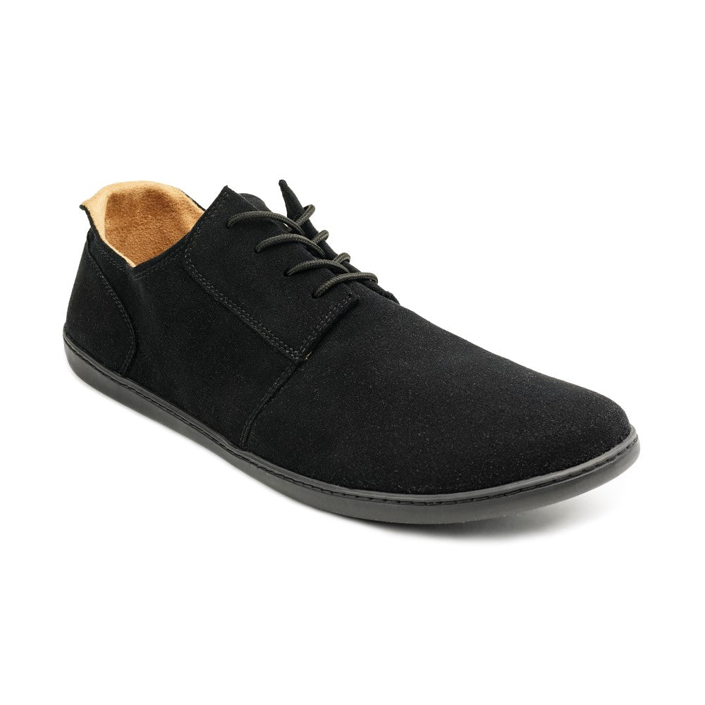 Der PIQUANT Vegan Black Schuh von ZAQQ mit seinem schwarzen Wildleder-Schnürschuh mit niedrigem Absatz und Gummisohle ist auf weißem Hintergrund zu sehen. Sein Innenleben ist aus hellbraunem Ökotex 100 Gewebe gefertigt, um höchsten Tragekomfort zu bieten.