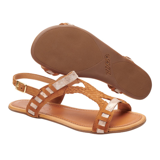 Die BLINQ Brown-Sandalen von ZAQQ zeichnen sich durch ein feminines Design mit gewebten braunen Lederriemen und metallischen Akzenten aus. Diese stilvollen Sandalen haben verstellbare Knöchelschnallen und silberfarbene Riemen, die in der Seiten- und Unteransicht zu sehen sind. Auf der Sohle ist der Markenname ZAQQ deutlich zu sehen, was sie zur idealen Wahl für alle macht, die sowohl Stil als auch Komfort suchen.