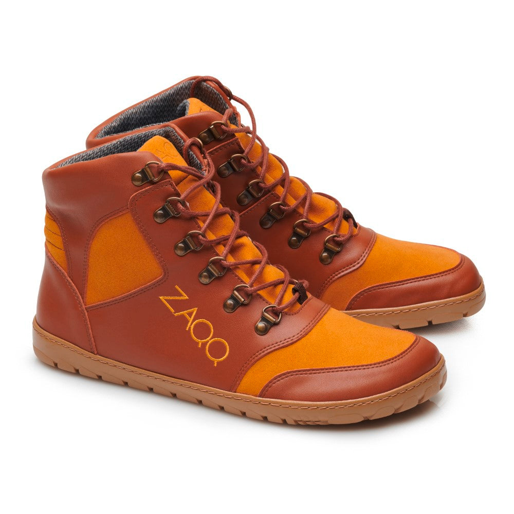 Wir präsentieren die HIQE Vegan Sierra Waterproof Sneaker von ZAQQ, die eine auffällige Kombination aus Orange und Braun in einem High-Top-Design bieten. Diese stylischen Schuhe verfügen über eine strukturierte Sohle, Metallösen und ein Innenfutter aus Stoff und sind damit perfekt für alle, die sowohl Wert auf Mode als auch auf Nachhaltigkeit legen.