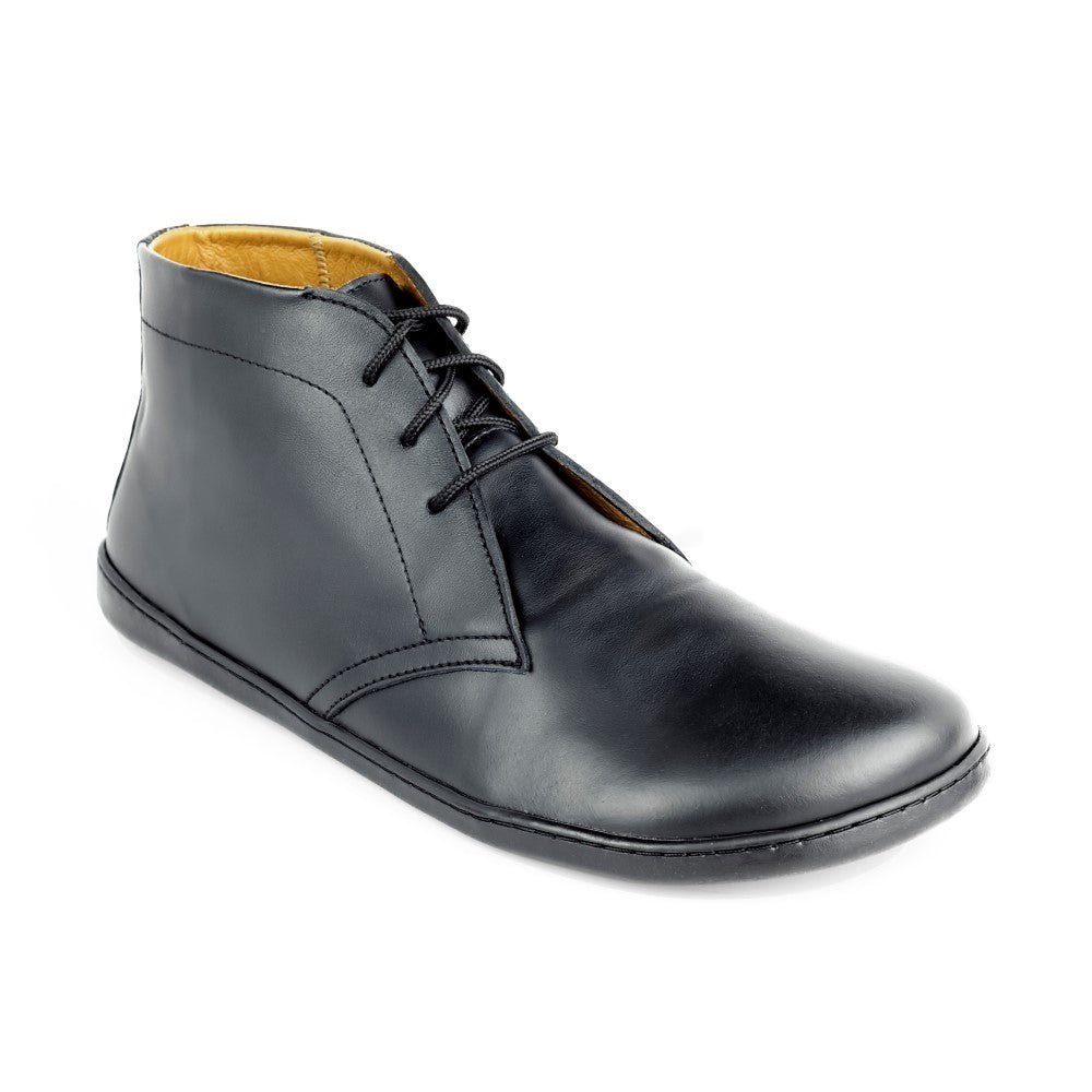 Der ARQ schwarz von ZAQQ ist ein schwarzer Lederstiefel mit einem eleganten Design, einem braunen Innenfutter und aus elegantem Glattleder gefertigt. Dieser stilvolle Stiefel hat Schnürsenkel und ein glattes, mattes Finish, alles auf einem schlichten weißen Hintergrund – ideal für die moderne Businessschuh-Garderobe.