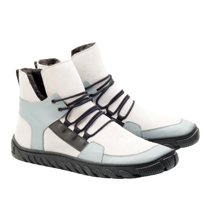 Wir präsentieren den QAMIL Grey von ZAQQ: Diese High-Top-Sneakers haben ein elegantes Design in Weiß und Hellblau, mit markanten schwarzen Schnürsenkeln und einer strukturierten schwarzen Sohle. Sie verfügen über einzigartige schwarze Riemenakzente an den Seiten und sind damit ideal für den modernen Abenteurer. Mit ihrem zeitgenössischen und stilvollen Design sind diese Sneaker eine perfekte Mischung aus Mode und Funktion.