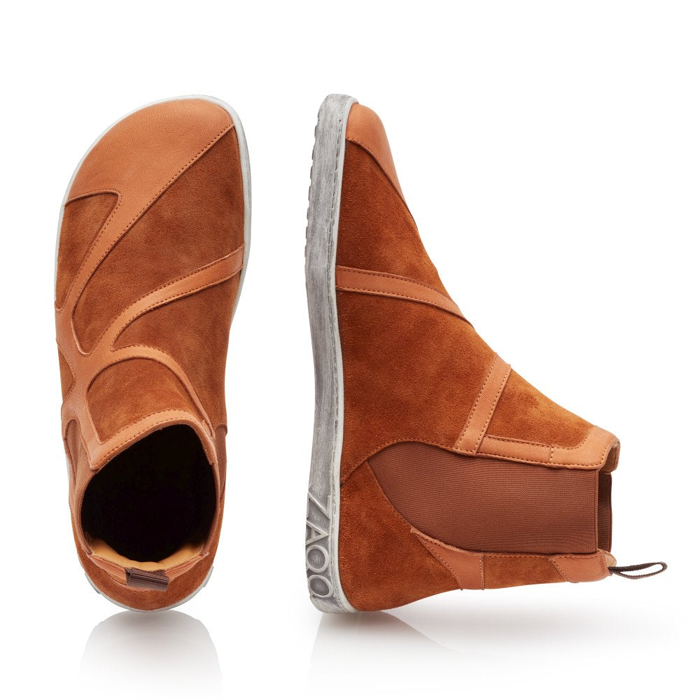 Der QEY WEST Cognac von ZAQQ wird in einer Draufsicht und einer Seitenansicht präsentiert, wodurch sein einzigartiges High-Top-Design hervorgehoben wird. Diese aus Wildleder gefertigten Sneaker zeichnen sich durch eine unverwechselbare Mehrplattenkonstruktion, elastische Seitenzwickel und eine weiße Gummisohle mit dezentem Branding aus.