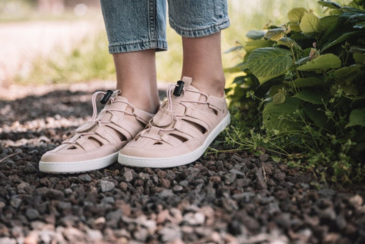 Der QLEAR Light Pink von ZAQQ ist ein Paar Sneaker, das Stil und Funktionalität nahtlos miteinander verbindet. Diese von Barfußschuhen inspirierten Schuhe verfügen über seitliche Aussparungen und ein Schnürsystem mit Kordelzug, während die weißen Gummisohlen für ihren hervorragenden Halt bekannt sind. Das abgerundete Zehendesign verleiht ihnen Eleganz und kommt auf einem weißen Hintergrund wunderschön zur Geltung.