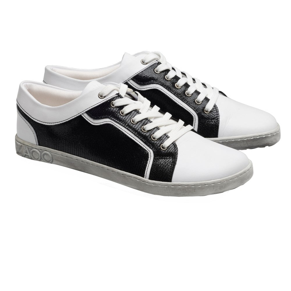 Die QODY White Sneaker von ZAQQ bestechen durch ihr minimalistisches und doch schickes Design, das strukturierte schwarze Elemente mit glatten weißen Oberflächen kombiniert. Sie sind aus hochwertigem Nappaleder gefertigt, verfügen über weiße Schnürsenkel und graue Sohlen und bieten eine ideale Mischung aus Komfort und Eleganz für jeden lässigen Anlass.