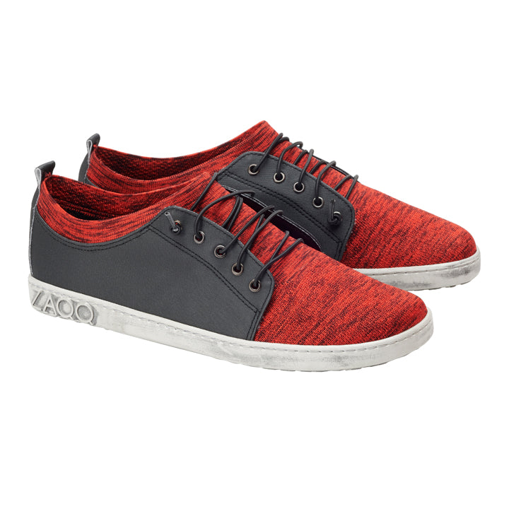 Wir präsentieren den QRIS Red von ZAQQ, ein Paar lässige rot-schwarze Sneaker mit auffälligen weißen Sohlen. Diese Schuhe zeichnen sich durch leuchtend rotes Strukturgewebe, stilvolle schwarze Schnürsenkel und praktische weiße Schlaufenlaschen an der Rückseite aus. Das markante Wort YAGO ist seitlich auf die Sohlen geprägt und verleiht ihnen eine einzigartige Note.