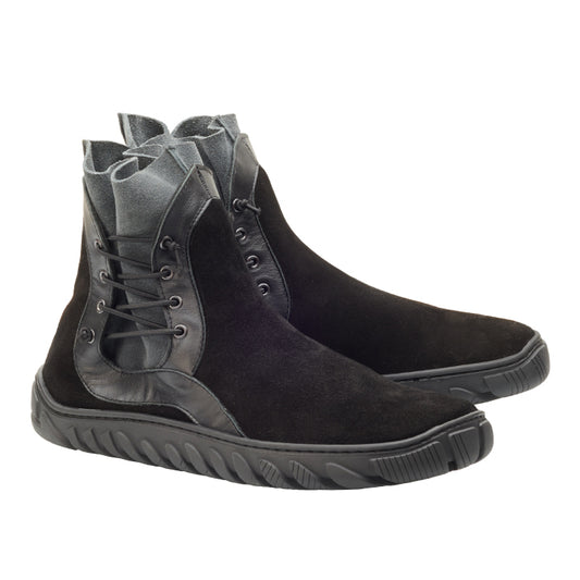 Wir präsentieren die QROW Black High-Top-Schuhe von ZAQQ, die sich durch eine stilvolle Kombination aus Wildledermaterial und einem Schnürdesign mit markanten Elastikbändern auszeichnen. Diese Schuhe verfügen über eine geformte Gummisohle sowie eine Mischung aus glatten und strukturierten Oberflächen, wodurch ein eleganter, moderner Look entsteht, der sowohl vielseitig als auch schick ist.