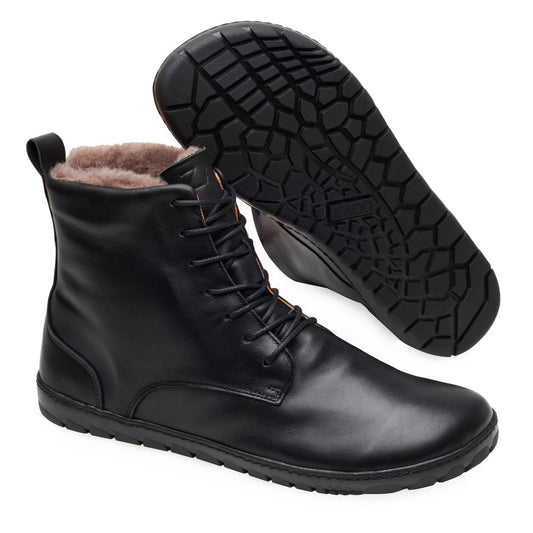 Wir präsentieren den QUINTIC Winter Waterproof Black von ZAQQ: ein Paar elegante schwarze Stiefel mit luxuriösem hellbraunem Lammfellfutter und strapazierfähigen Gummisohlen. Diese Schnürstiefel haben eine glatte Oberfläche mit leicht abgerundeten Zehen und zeigen einen aufrechten Stiefel neben einem anderen, der mit der Sohle nach oben gedreht ist, um sein strukturiertes, gitterartiges Profilmuster zu enthüllen.