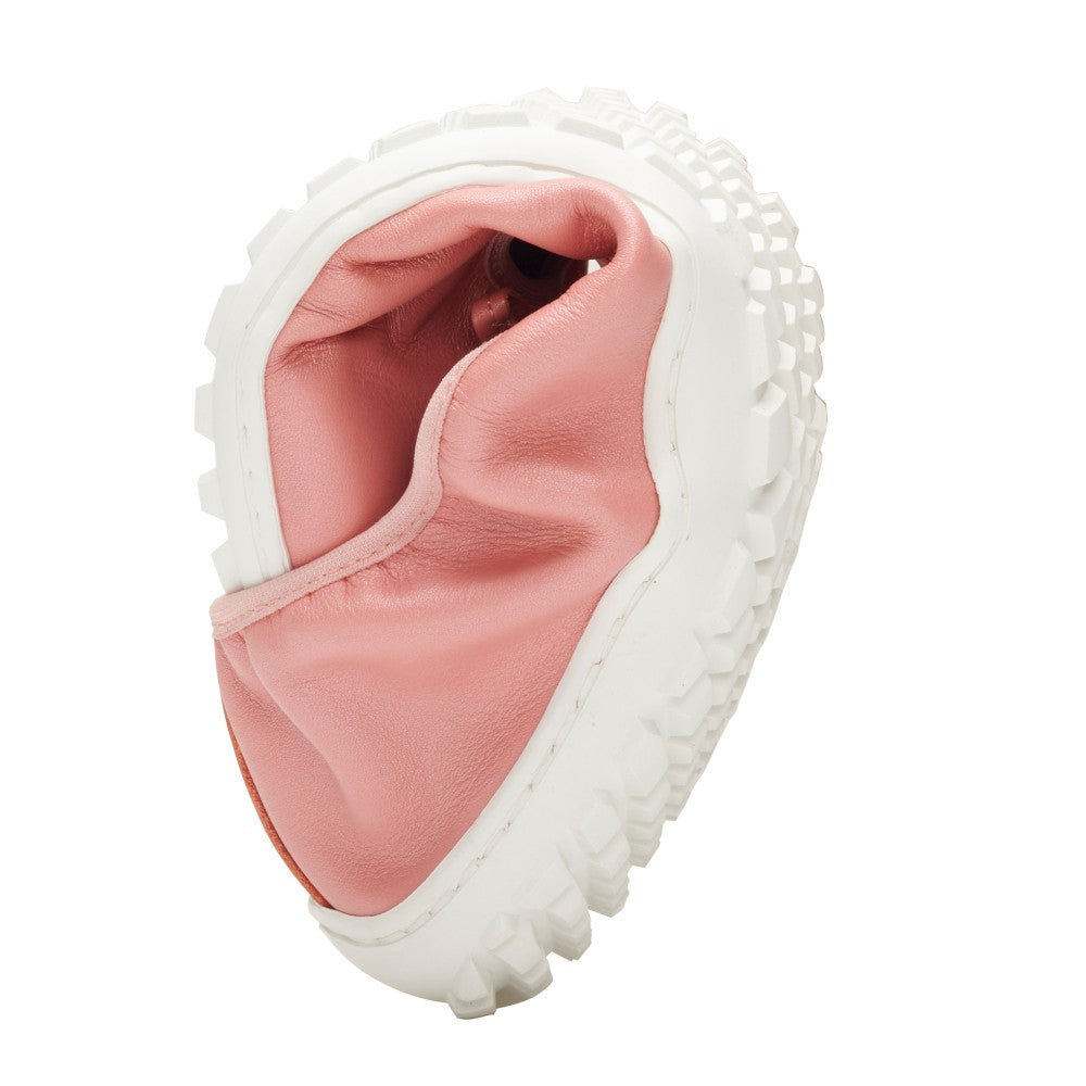 Der Slipper SUQAR Pink von ZAQQ aus weichem Nappaleder verfügt über eine strukturierte weiße Gummisohle. Diese Barfußballerina zeichnet sich durch Flexibilität und einzigartige Designelemente aus und eignet sich perfekt für die Freizeit.