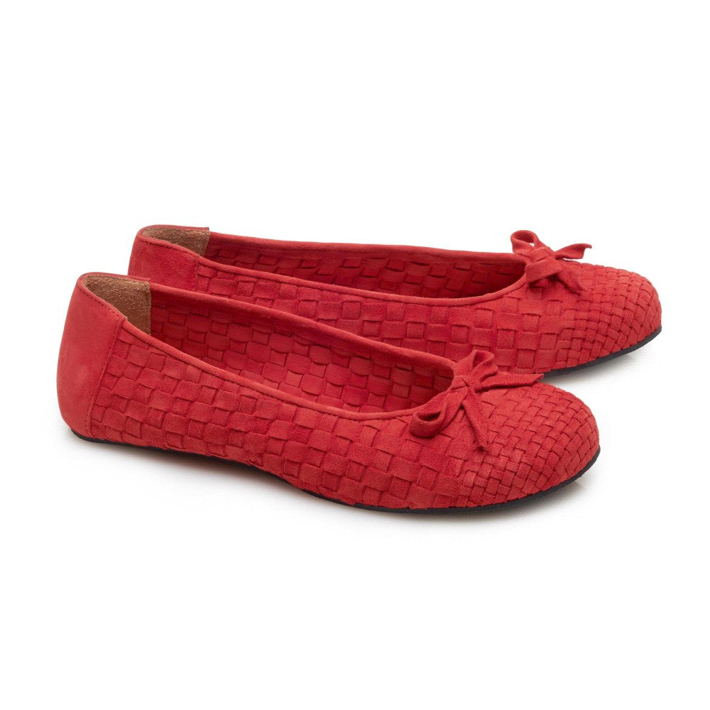 Ein Paar ZAQQ TWIST Red Ballerinas mit gewebter Textur und kleinen Schleifen auf der Vorderseite, gefertigt aus weichem Velourleder, stehen nebeneinander vor einem schlichten weißen Hintergrund.