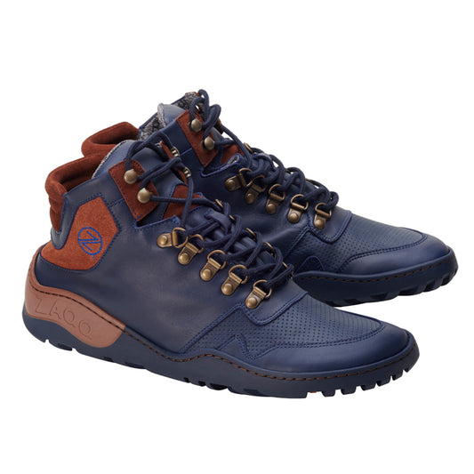 Wir präsentieren die wasserfesten VAQATION Cognac-Sneaker von ZAQQ, stilvolle High-Top-Designs in Marineblau und Braun mit robuster TERRA-Sohle und Metallösen. Diese Barfußschuhe zeichnen sich durch Lederakzente und kontrastierende Texturen aus und bieten einen modernen, sportlichen Look, der sich ideal für Outdoor-Abenteuer eignet.