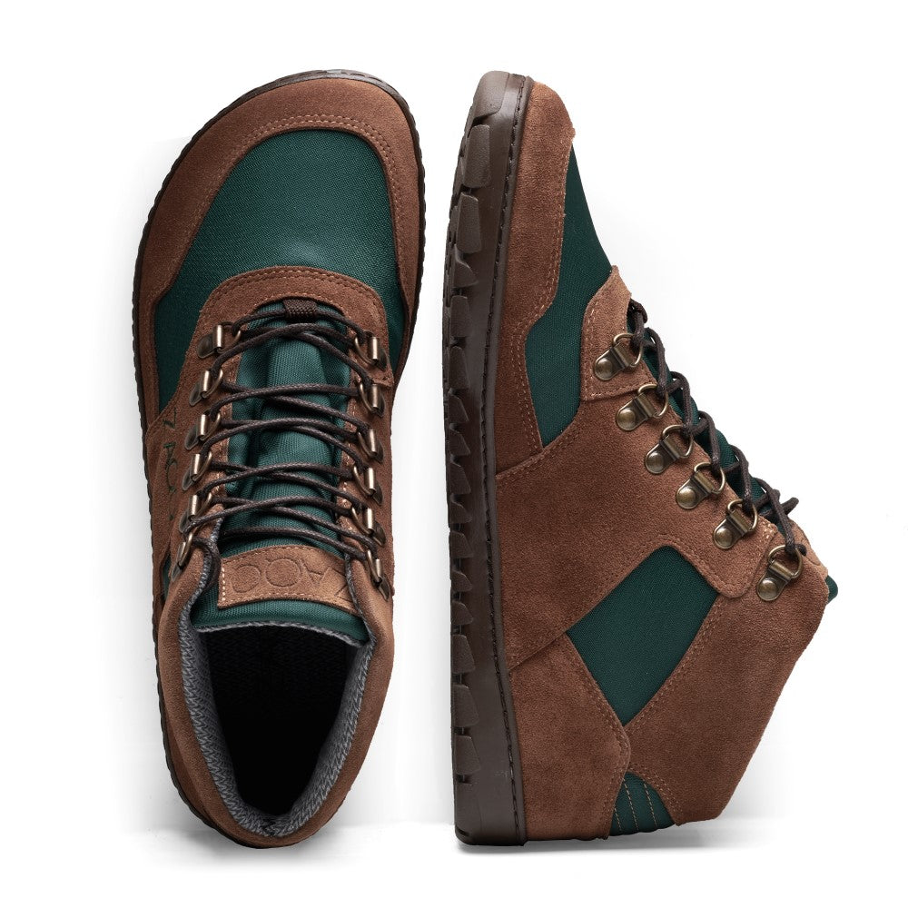 Ein Paar wasserdichte HIQE Mid Brown Green-Stiefel von ZAQQ, mit Einsätzen aus braunem Wildleder und grünem Stoff. Ein Stiefel steht aufrecht und zeigt sein Seitenprofil, während der andere flach liegt und seine Schnürsenkel und strukturierte Sohle zeigt. Beide Stiefel haben robuste Ösen und dunkle Schnürsenkel, perfekt für Ihre Outdoor-Abenteuer.