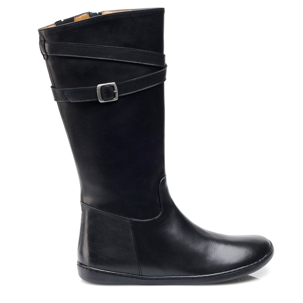 Der ATTRAQT Nappa Black Boot von ZAQQ ist ein eleganter schwarzer, kniehoher Stiefel aus Ziegenleder mit einem dekorativen Riemen und einer Schnalle am oberen Ende. Er hat eine flache Sohle und ist mit einem Reißverschluss auf der Rückseite zum Verschließen ausgestattet.