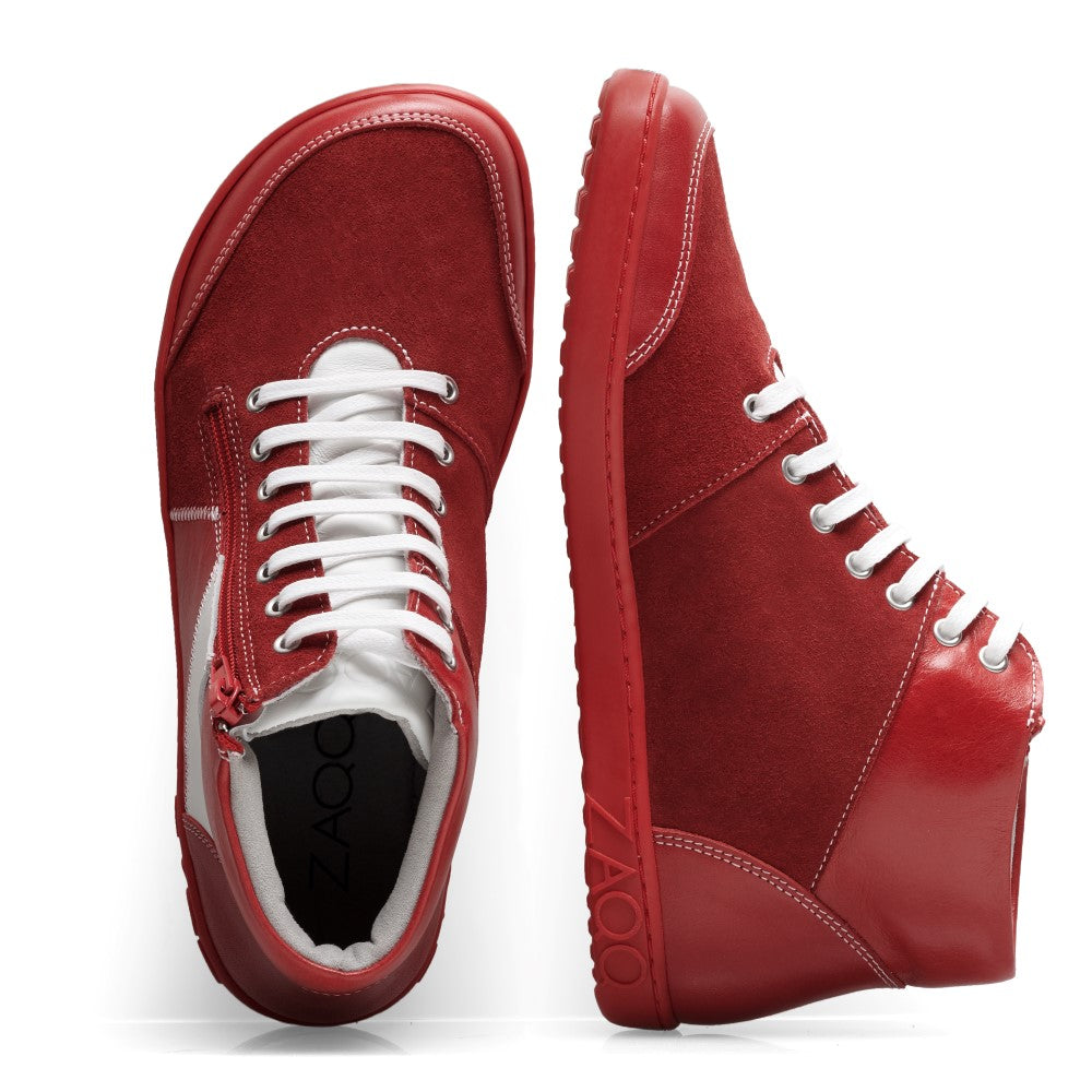 Ein Paar LUQQ Red High-Top-Sneaker von ZAQQ mit weißen Schnürsenkeln. Ein Schuh steht aufrecht und zeigt die Seitenansicht, während der andere mit der Sohle nach oben positioniert ist und ein Logo zeigt. Diese Barfuß-Sneakerboots bestehen aus Wildledermaterial, haben einen seitlichen Reißverschluss und eine flexible Kautschuksohle für maximalen Komfort.