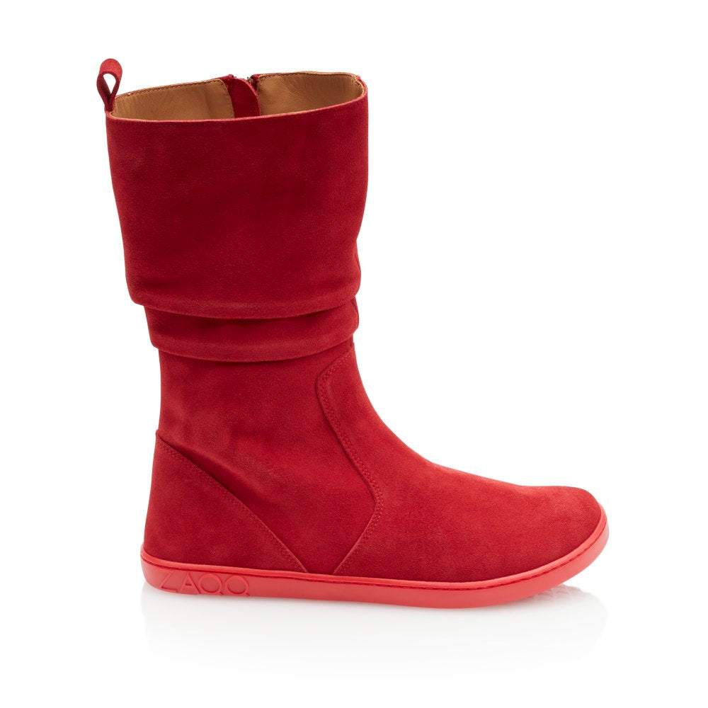 Wir präsentieren den QOM Red von ZAQQ: einen schicken roten Stiefel aus Ziegenveloursleder mit flacher Sohle und halbhoher Höhe. Das Design umfasst ein dezent lässiges Obermaterial und einen praktischen Reißverschluss, ergänzt durch eine Schlaufe an der Rückseite für müheloses Tragen. Sein atmungsaktives Material sorgt für einen Tragekomfort, der dem eines Barfußschuhs ähnelt.