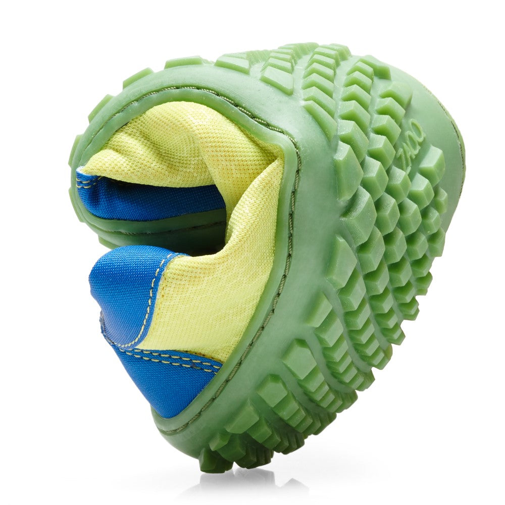 Der SQIP Lime Blue von ZAQQ ist ein grüner, flexibler Laufschuh mit einer robusten, nach oben gebogenen Sohle, die seinen Komfort und seine Flexibilität hervorhebt. Mit einem gelben Innenfutter mit blauen Akzenten verleihen die sichtbaren Nähte diesem veganen Design ein Detail.