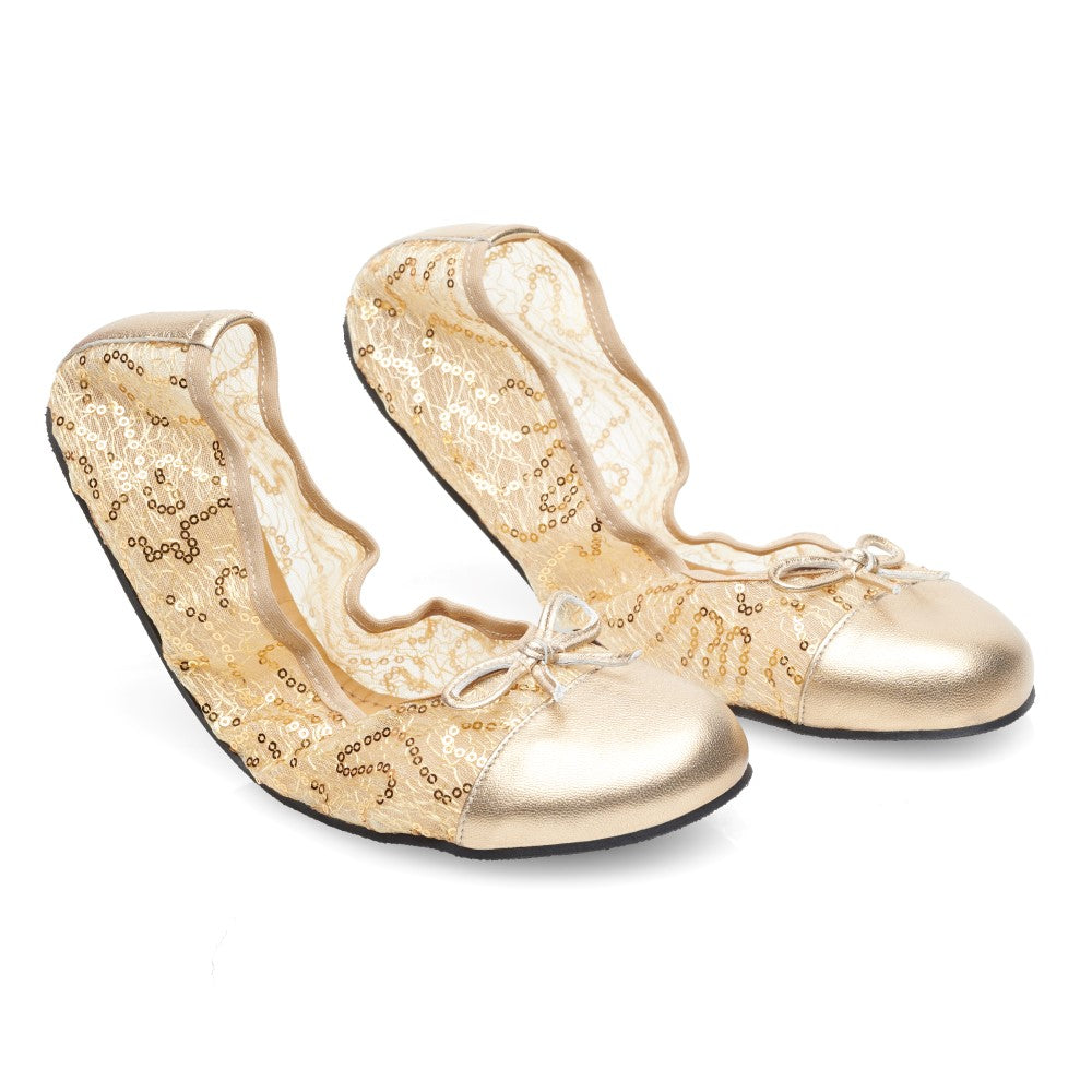 Die TWIST GUATEQUE Gold Ballerinas von ZAQQ präsentieren sich mit einer kleinen Schleife an der Spitze und einer schwarzen Sohle. Ausgestattet mit einem dekorativen Spitzenmuster bieten sie Eleganz und mit ihrer flexiblen Sohle außergewöhnlichen Komfort.